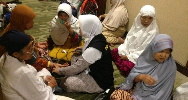 Petugas kesehatan kloter saat melakukan pemeriksaan di kamar jamaah sebelum berangkat ke Arafah.